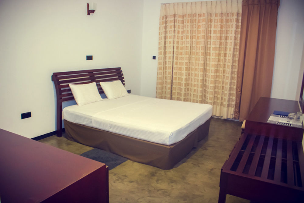 Blue Fox Hikkaduwa Hotel Buitenkant foto