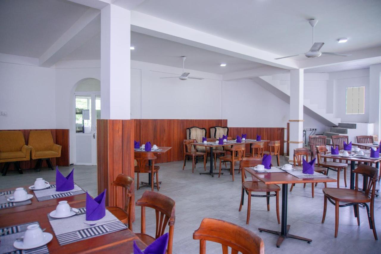 Blue Fox Hikkaduwa Hotel Buitenkant foto