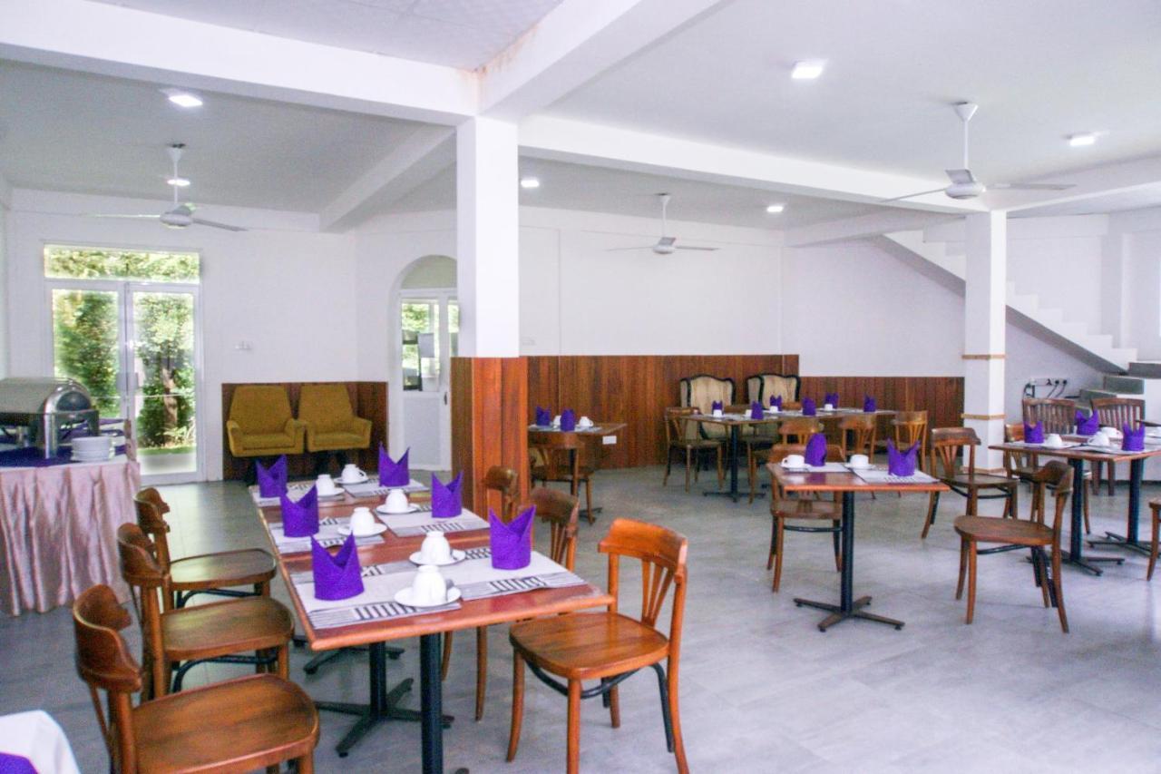 Blue Fox Hikkaduwa Hotel Buitenkant foto
